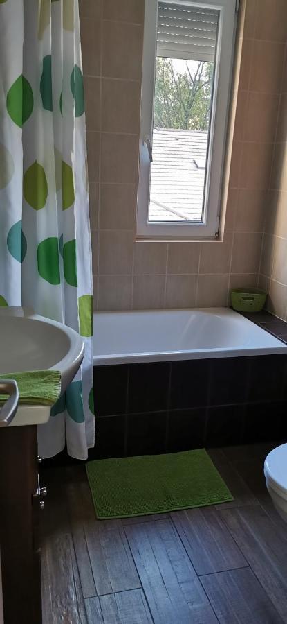 דירות שיופוק Vivi Wellness Apartman מראה חיצוני תמונה